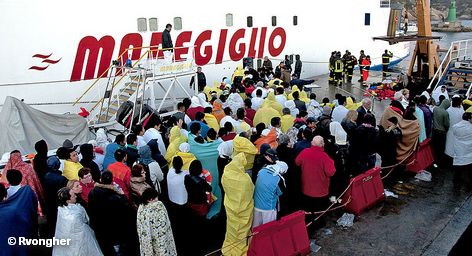 Спасенные пассажиры круизного лайнера Costa Concordia, затонувшего у берегов итальянского острова Джилио в ночь на 14 января 2012 года ожидают эвакуации на материк