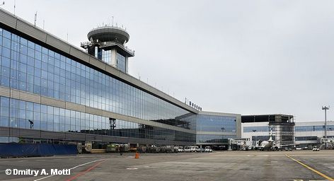 Пассажирский терминал международного московского аэропорта Домодедово со стороны лётного поля
