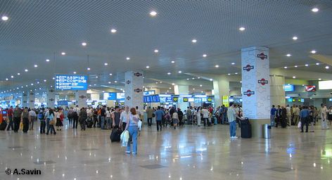 Вестибюль и регистрационные стойки международного аэропорта Домодедово