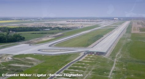 Южная взлетно-посадочная полоса международного аэропорта Берлина и Бранденбурга BBI