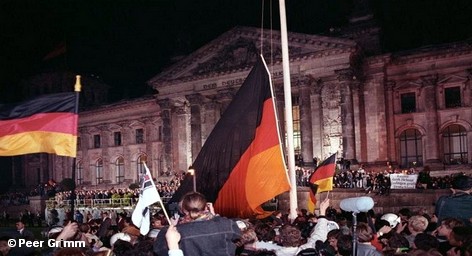 Празднование объединения Германии перед зданием Рейхстага в 1990 году (фото из архива)