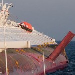 Аварийный круизный лайнер Costa Concordia у берегов острова Джильо