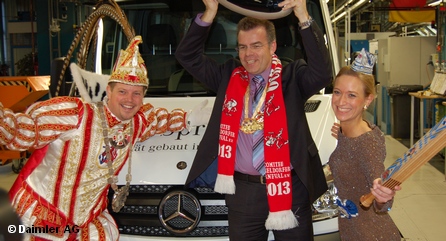Карнавальный король Карстен I и его шутовская жена Венетита Урсула забирают ключи от Mercedes-Sprinter