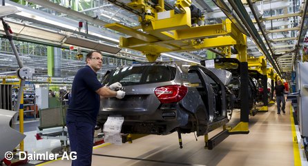 Конвейер по сборке нового Мерседес-Бенц A-класса на заводе в немецком городе Раштатт