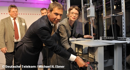 Генеральный директор Deutsche Telekom Рене Оберманн (в центре) проверяет сетевую технику