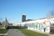 В Берлине начат демонтаж участка East Side Gallery, куска Берлинской стены, занесенного в Книгу рекордов.
