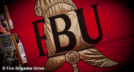 Флаг с эмблемой британского профсоюза пожарных Fire Brigades Union