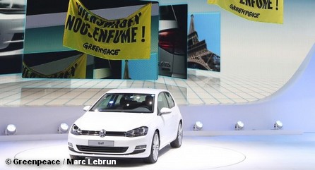 Акция Greenpeace на презентации Golf VII - нового продукта концерна Volkswagen.