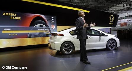 Генеральный директор Opel Карл-Фридрих Штраке на презентации электромобиля Opel Ampera на автосалоне IAA во Франкфурте-на-Майне в 2011 году.