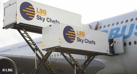 Контейнеры с питанием компании LSG Sky Chefs при погрузке в самолет Airbus A 380