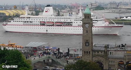 Круизный лайнер MS Deutschland покидает порт Гамбурга