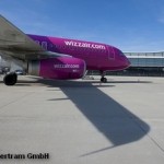 Самолет авиакомпании Wizz Air на летном поле перед терминалом аэропорта Мемминген