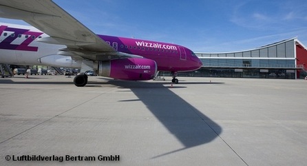 Самолет авиакомпании Wizz Air на летном поле перед терминалом аэропорта Мемминген