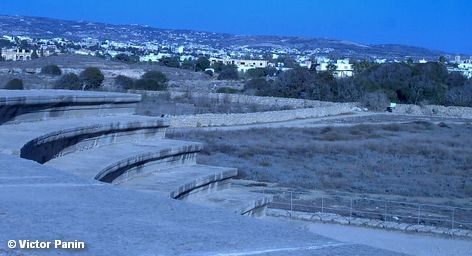 Развалины древнегреческого театра неподалеку от Царских гробниц в городе Пафос на Кипре