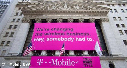 Реклама T-Mobile USA на здании Нью-Йоркской фондовой биржи