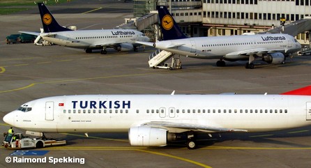 Самолеты авиакомпаний Lufthansa и Turkish Airlines в аэропорту Дюссельдорфа