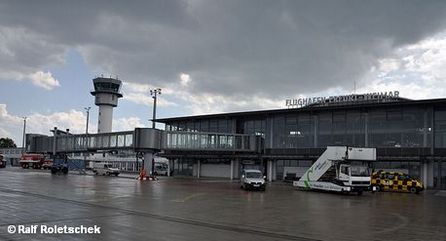 Летное поле перед зданием терминала аэропорта Эрфурт /Веймар