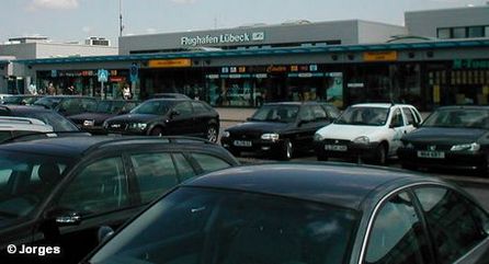 Парковка перед терминалом аэропорта Любека