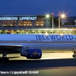 Самолет авиакомпании Iberworld на летном поле перед терминалом аэропорта Падеборна