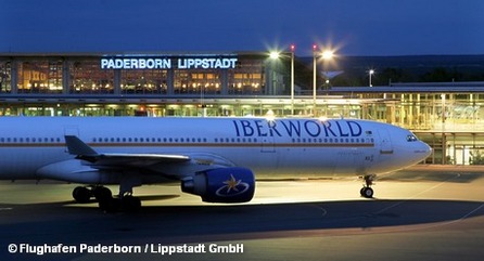 Самолет авиакомпании Iberworld на летном поле перед терминалом аэропорта Падеборна