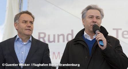 Бургомистр Берлина Клаус Воверайт (справа) и директор берлинских аэропортов Райнер Шварц