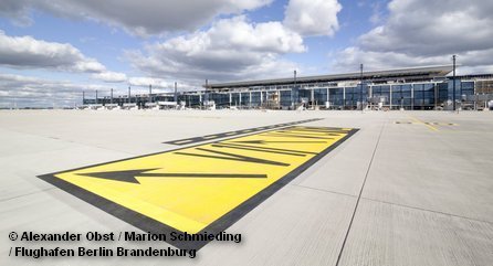 Вид со стороны летного поля на строящийся терминал объединенного аэропорта Берлина и Бранденбурга Вид со стороны летного поля на строящийся терминал объединенного аэропорта Берлина и Бранденбурга