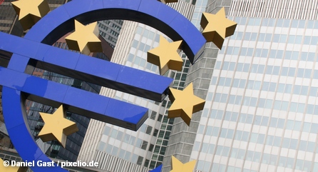 Символ единой валюты Евросоюза евро перед штаб-квартирой Европейского центрального банка (ЕЦБ) во Франкфурте-на-Майне