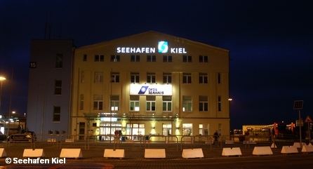 Здание пассажирского и грузового причалов Порта восточного побережья (Ostuferhafen) города Киля