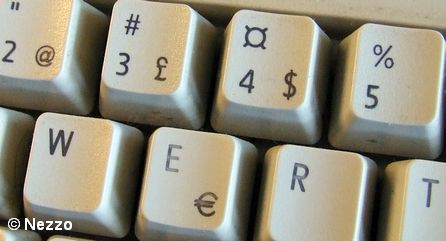 Знаки евро, доллара и фунта на клавиатуре
