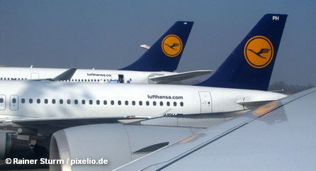 Контейнеры компании LSG Sky Chefs, доерней структуры Lufthansa при погрузке в самолет.