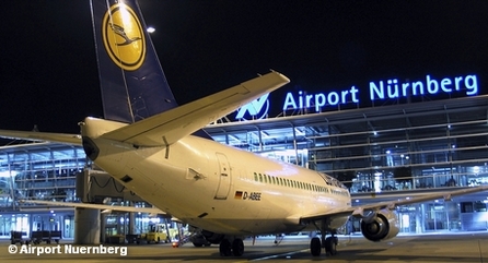 Самолет Boeing 737-330 авиакомпании Lufthansa на летном поле перед терминалом аэропорта Нюрнберга