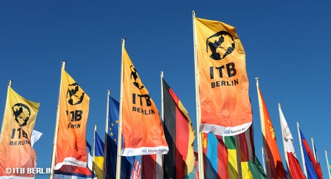 Флаги Международной туристической ярмарки в Берлине (ITB) перед помещение выставочного центра