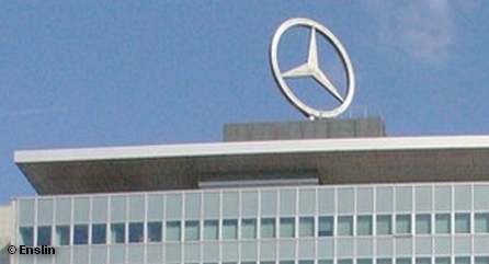Звезда «Мерседес» на крыше штаб-квартиры Daimler в Штутгарте