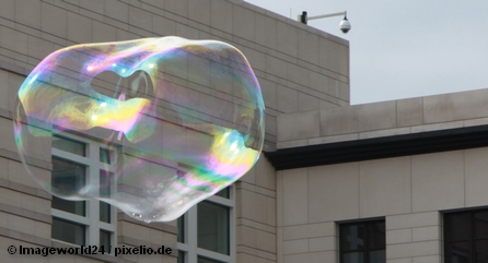 Воздушный пузырь на фасаде дома