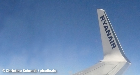 Крыло самолета авиакомпании Ryanair