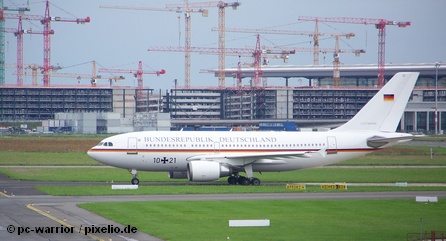 Самолет правительства Германии в аэропорту «Шёнефельд» на фоне недостроенного терминала нового аэропорта Берлина