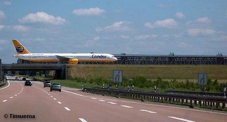 Взлетно-посадочная полоса аэропорта Лейпцига пересекает один из близлежащих автобанов