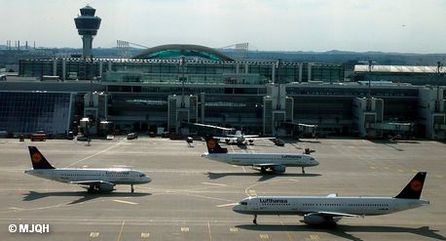 Самолеты авиакомпании Lufthansa на летном поле перед терминалом аэропорта Мюнхена имени Франца Йозефа Штрауса