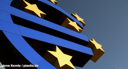 Символ единой валюты евро перед штаб-квартирой Европейского центрального банка (ЕЦБ)
