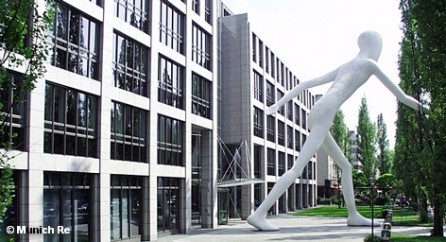 Скульптура "Идущий человек" (Walking Man), установленная в 1995 в дворе главного здания Munich Re в Мюнхене. По замыслу автора Джонатана Боровского она символизирует успех и динамичное развитие