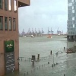 Затопленная ураганом “Ксавьер” набережная в Гамбурге