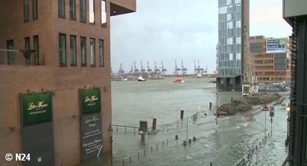 Затопленная ураганом “Ксавьер” набережная в Гамбурге